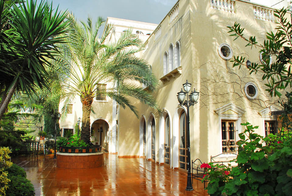 فيلا فاخرة للبيع – بصاليم (قضاء المتن) | إطلالة بحرية ساحرة