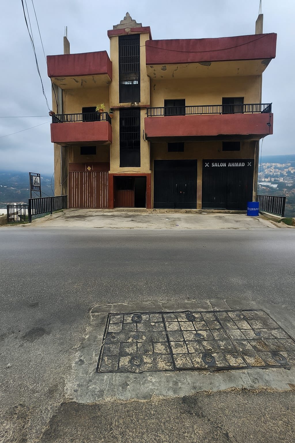 عقار للبيع – حقل العزيمة (الضنية) | موقع استراتيجي على الطريق العام